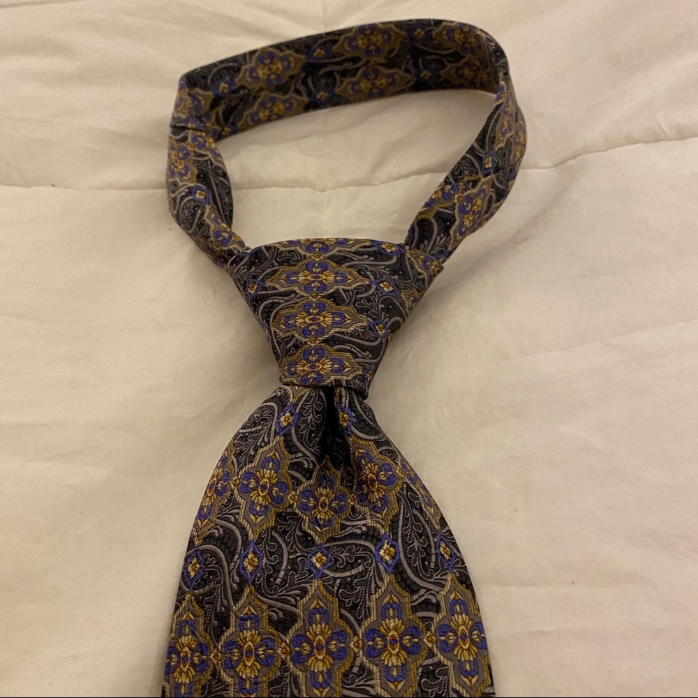 Bundle 3 ties for $10 - any ties - 
Jos A Bank Signature Gold Tie